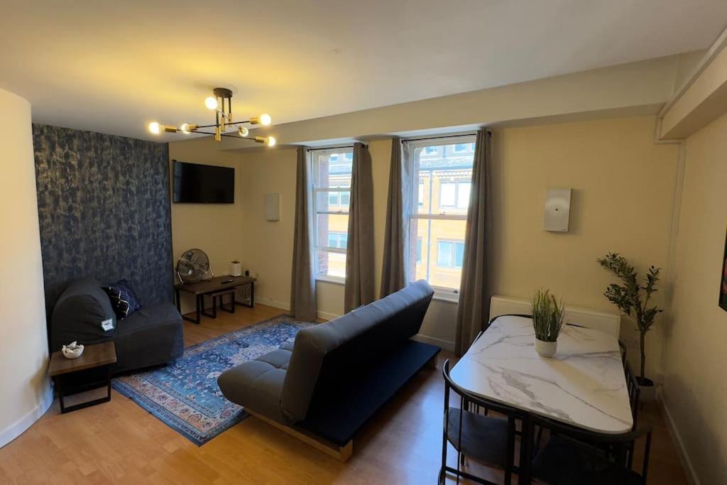 Cosy 2 Bed in the heart of Leeds Apartman Leeds  Kültér fotó